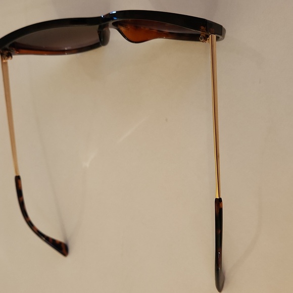 Jessica Simpson Tortoise Shell Sunglasses - Picture 3 of 4